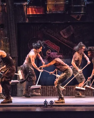 Stomp theatre performance
